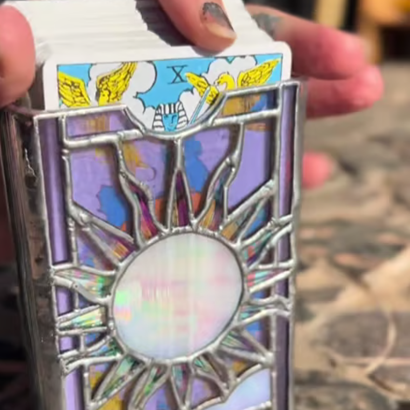 🔮✨Mystieke iriserende tarotkaartendoos – Handgemaakte doos van gekleurd glas met glinsterende regenboogafwerking en een speciaal kijkvenster! 🌈🔮