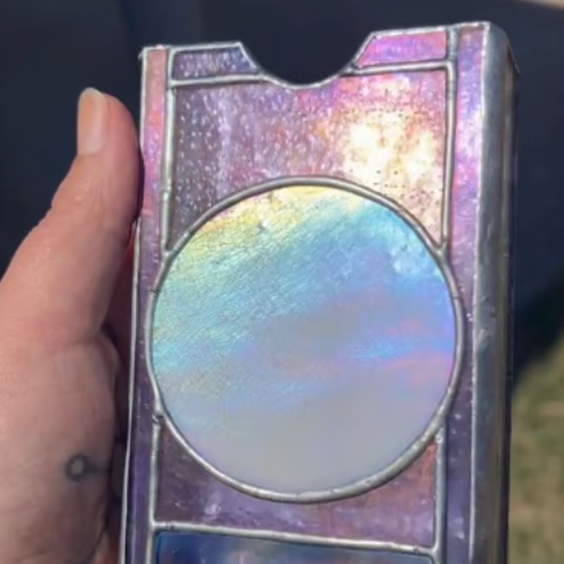 🔮✨Mystieke iriserende tarotkaartendoos – Handgemaakte doos van gekleurd glas met glinsterende regenboogafwerking en een speciaal kijkvenster! 🌈🔮