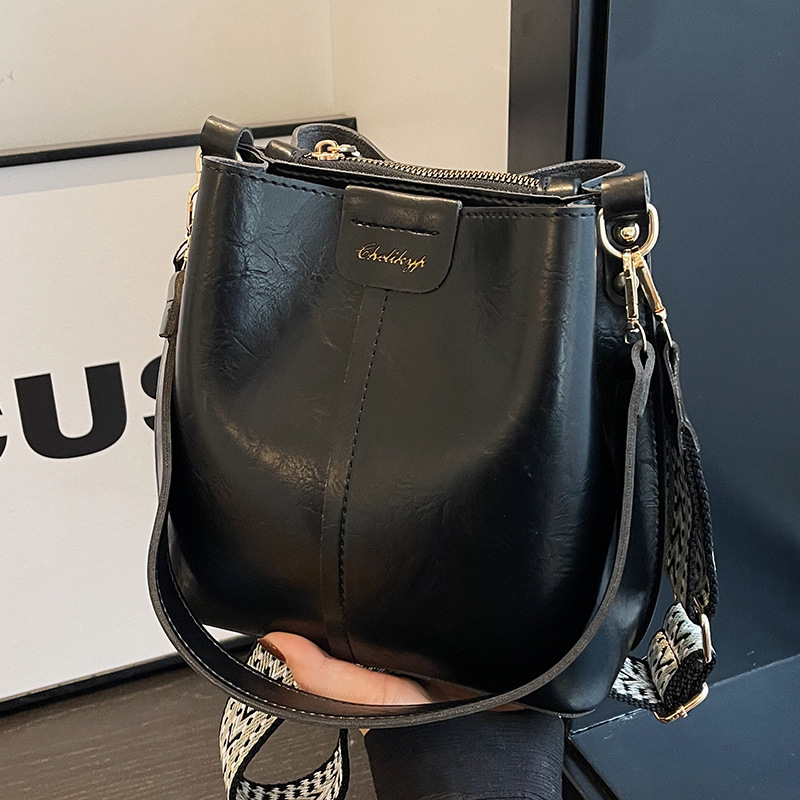 Women's Vintage Large-Capacity Shoulder Bucket Bag