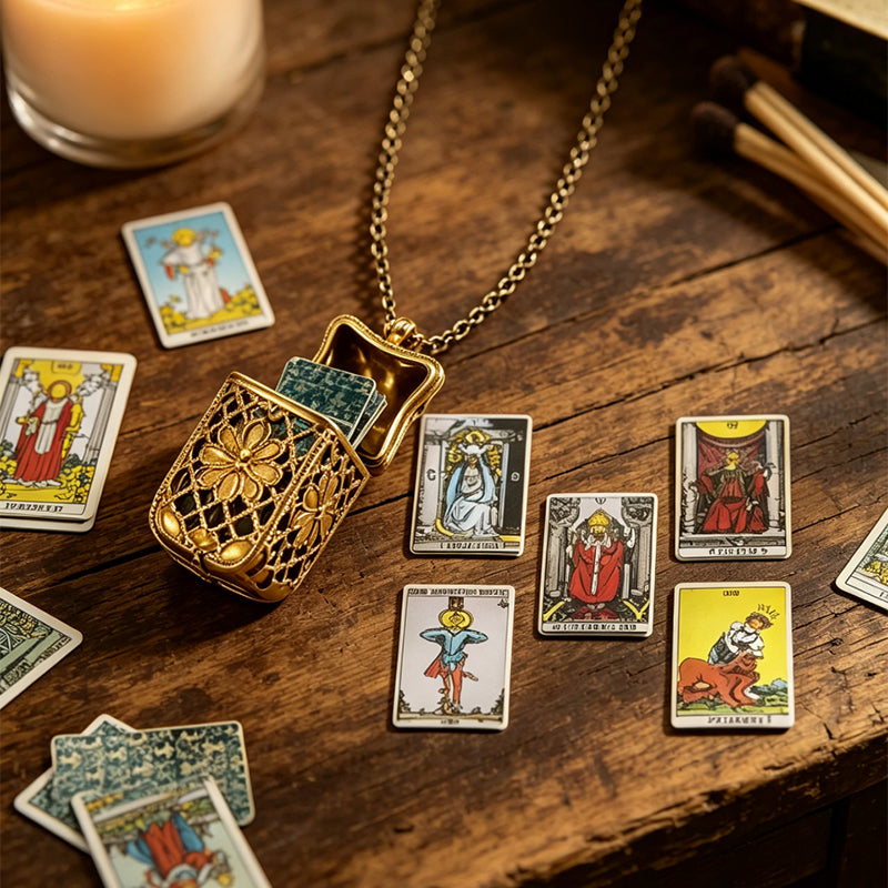 ❄️Zomerfresh 50% Korting!🔮Vintage Tarot Medaillon Ketting – Boho Sieraad met Mini Tarotkaarten en Antiekgouden Hanger