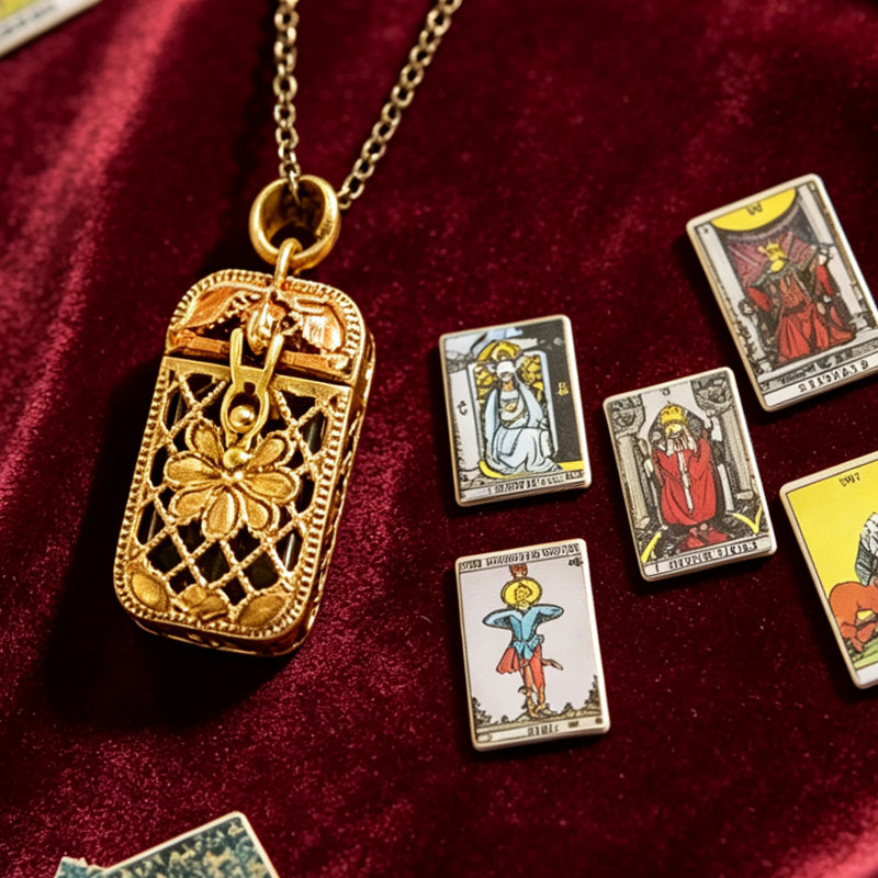 ❄️Zomerfresh 50% Korting!🔮Vintage Tarot Medaillon Ketting – Boho Sieraad met Mini Tarotkaarten en Antiekgouden Hanger