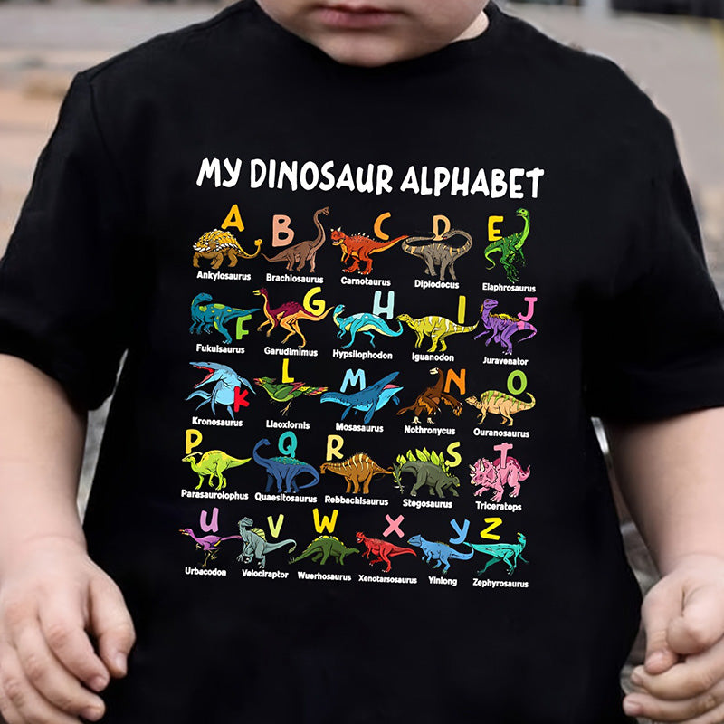 💥【50% OFF】🔥 Kinder Dinosaurus Alfabet T-shirt | A-Z Kleurrijke Dino Print | Zachte Polyester, Huidvriendelijk | Ademend, Niet Benauwd | Verstevigde Stiksels | 3 Kleuren (Zwart/Wit/Geel) | Leeftijd 2-14 👕