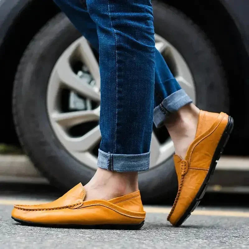Handgemaakte leren loafers voor heren, in Milanese stijl.