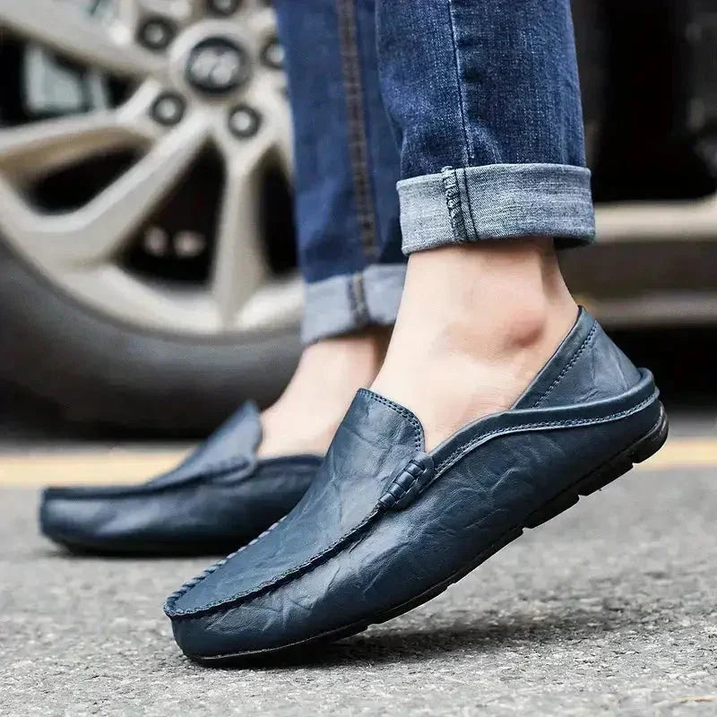 Handgemaakte leren loafers voor heren, in Milanese stijl.